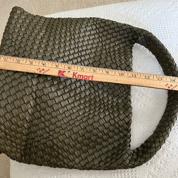 Stylish vegan woven shoulder bag -olive green REDUCED! - Picture 8 of 12